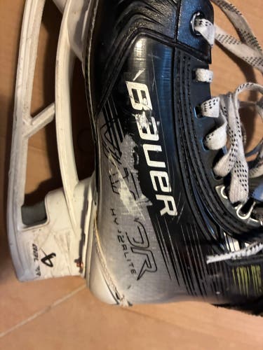 2023 Bauer Vapor Hyperlite 2 Hockey Skates Regular Width 8.5 (Used)