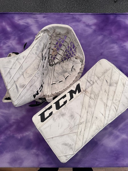 White Junior CCM Extreme Flex E5.5 Goalie Gloves & Blockers Regular (Used)