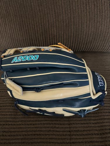 Wilson A2000 RH Outfield Baseball Glove 12.75" (New)