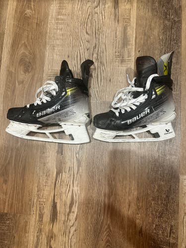 Bauer Vapor Hyperlite 2 Hockey Skates Regular Width Pro Stock 8 (Used)