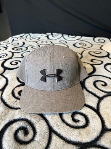 Gray Adult Unisex One Size Fits All Under Armour Hat (like New)