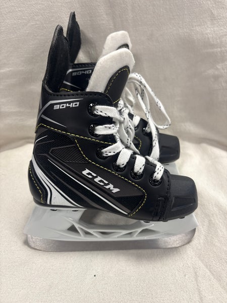 CCM Tacks 9040 Hockey Skates Regular Width 8 (Used)