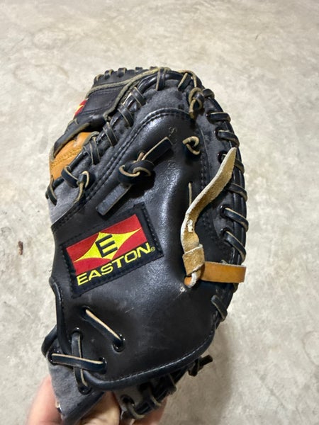 Easton RH  black magic series EX222 Catcher's Glove 33.5" (Used)