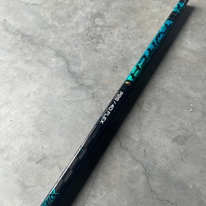 Junior Bauer Twitch Right Handed Hockey Stick P28 40 Flex (lightly used)