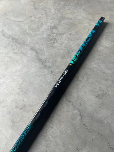 Junior Bauer Twitch Right Handed Hockey Stick P28 40 Flex (lightly used)