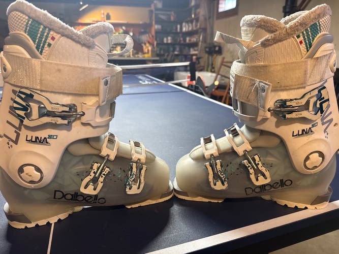 Mondo 25 & 25.5 Women's Dalbello Luna All Mountain Ski Boots Soft Flex (Used)