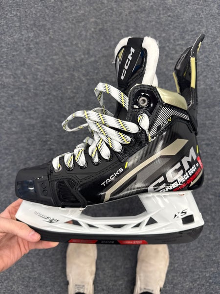 CCM AS-V Hockey Skates Regular Width 7.5 (New)