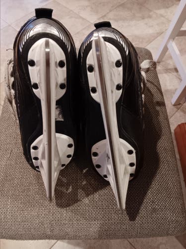 Bauer Vapor X700 Hockey Goalie Skates Size 2 (Used)