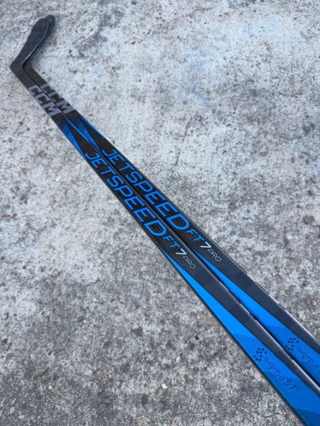 2 Pack CCM JETSPEED FT7 PRO, Pro Stock Hockey Stick Grip P28 80 Flex Right 8642