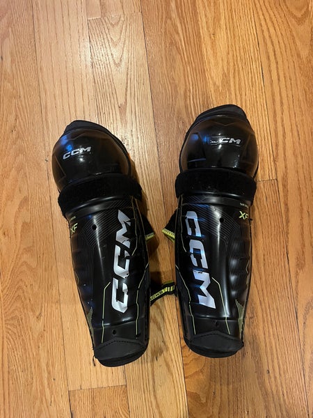 Junior CCM Tacks 11 Shin Pads (Used)