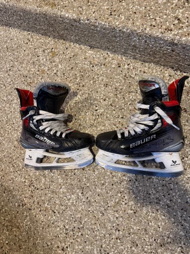 2023 Bauer Vapor X5 Pro Hockey Skates Regular Width Size 1 (Used)
