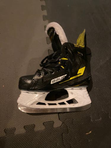 2022 Bauer Supreme M4 Hockey Skates Regular Width Size 1.5 (Used)