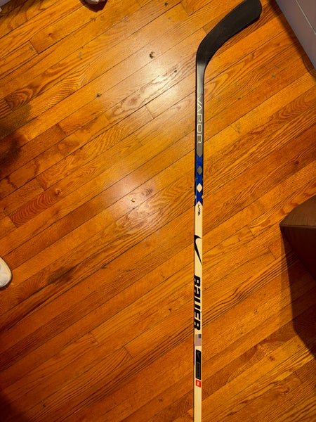 Senior Bauer Vapor XXX Lite Right Handed Hockey Stick Mid Pattern 77 Flex (New)
