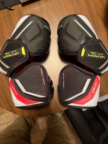 Brand New. Senior Medium Bauer Vapor SHIFT Pro Elbow Pads (Used)