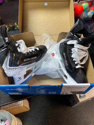 Bauer Vapor Flylite Hockey Skates Regular Width Size 3.5 (New) - Never Baked or Sharpened