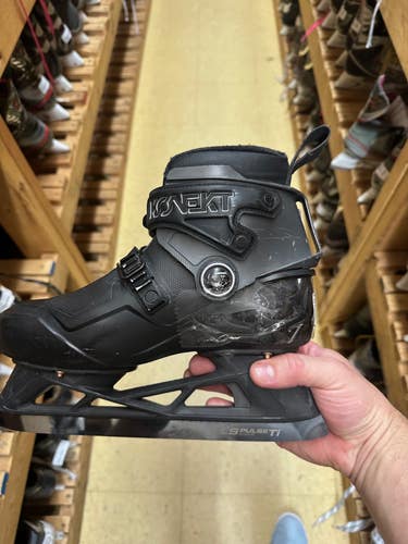 Bauer Konekt 2 Hockey Goalie Skates Regular Width Size 4 (Used)