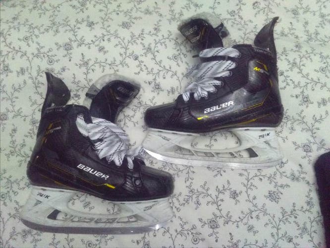 Bauer Supreme M5 Pro Hockey Skates Wide Width Size 4 (Used)
