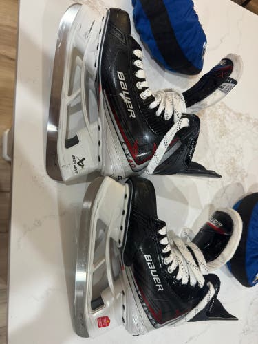 2025 Bauer Vapor Fly40 Hockey Skates Regular Width 8.5 (Used)