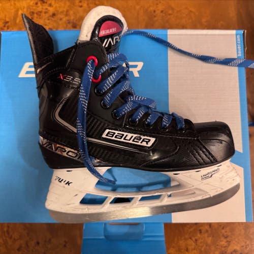 Bauer Vapor X3.5 Hockey Skates Regular Width Size 2.5 (Used)