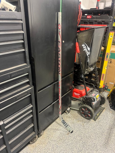 Senior Easton Synergy SE Left Hand Hockey Stick Mid Pattern 80 Flex Pro Stock (Used)