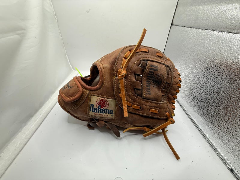 Pitcher's RH Nokona AMG 125 Baseball Glove 10.5" (Used)