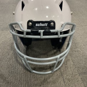 Used Schutt YOUTH VENGEANCE A11 FB Helmet White SM 11614-S000226549
