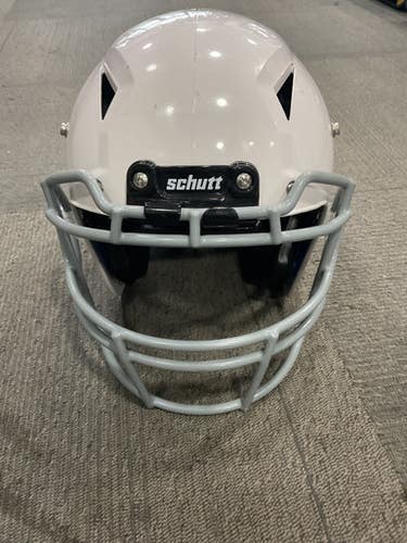 Used Schutt YOUTH VENGEANCE A11 FB Helmet White SM 11614-S000226549
