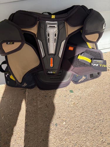 Men's XL Senior CCM Tacks AS-V Shoulder Pads (Used)