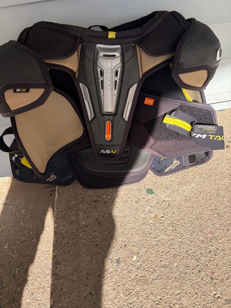 Men's XL Senior CCM Tacks AS-V Shoulder Pads (Used)