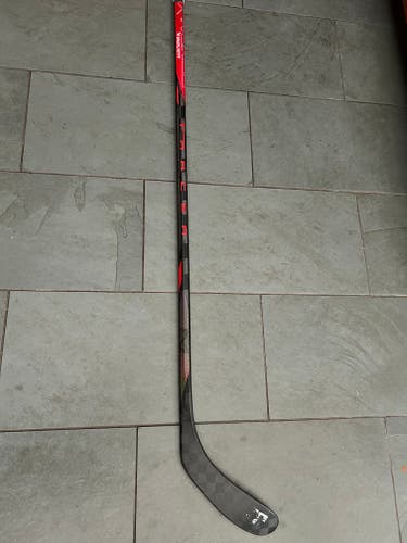 Bauer Red Nexus Tracer 40 Flex P28 Curve Right Hand stick