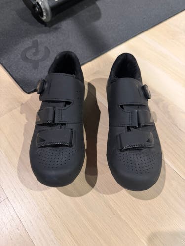 Men's Size 7.5 Shimano Bike Shoes Road Bike (Used)