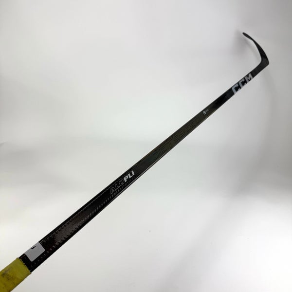 Used Right Black CCM Jetspeed FT8 Pro | 85 Flex P28 Curve Grip | F330