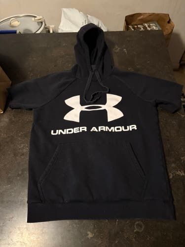 Adult Unisex Small Under Armour Sweatshirt (Used) Hooded black short sleeve sweatshirt!