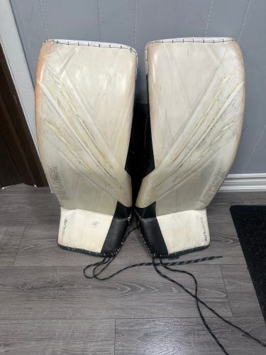 XS Bauer Vapor Hyperlite Goalie Leg Pads (Used)