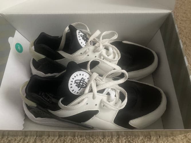 Black Men's Size M 10.0 (W 11.0) Adult Nike Huarache Shoes (New)