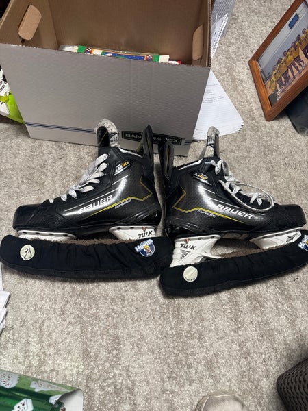 2024 Bauer Supreme M40 Hockey Skates Wide Width 8 (Used)