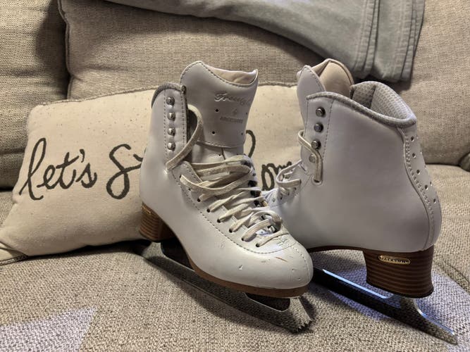 Jackson Ultima Freestyle Figure Skates B Adult 4 (Used)