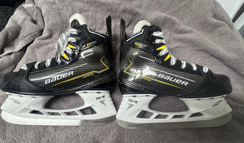 2024 Bauer Supreme M40 Hockey Skates Regular Width Size 3 (Used)