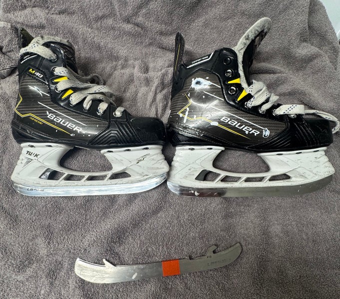 2024 Bauer Supreme M40 Hockey Skates Regular Width Size 2.5 (Used)