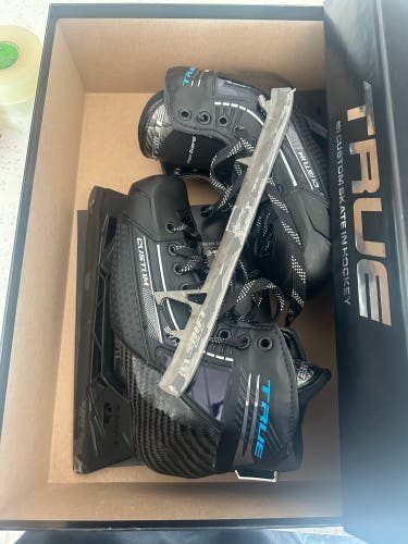 2025 True Pro Custom Hockey Skates Regular Width 7 (Used)