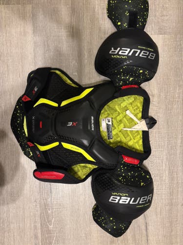 Used Medium Junior Bauer Vapor Velocity Shoulder Pads