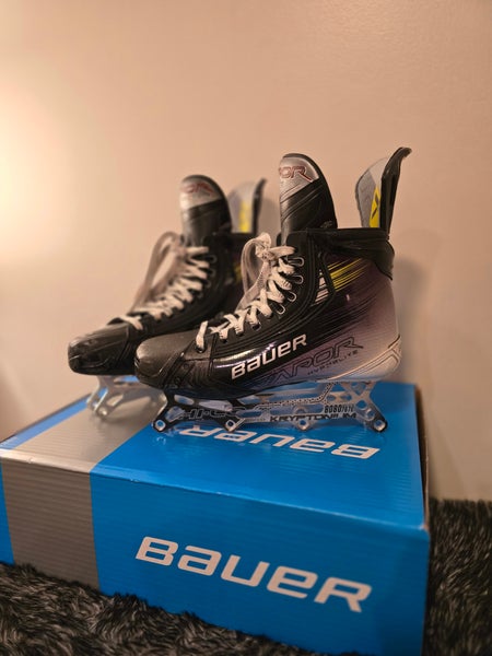 Bauer Vapor Hyperlite 2 Hockey Skates 7.5 (Used)