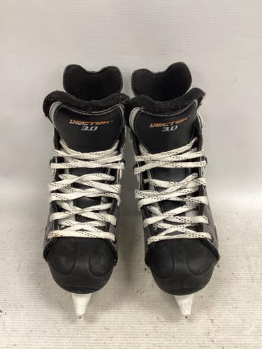 Used CCM VECTOR 3.0 Junior Hockey Skate Junior 03.5 11851-S000041047