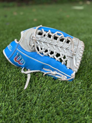 Wilson A2000 RH Outfield Baseball Glove 12.25" (Used)