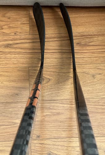 [2-Pack] Senior Used 77 Flex RH PRO Hockey Sticks - Red Line (PRO29), Dan's Build (PRO34)