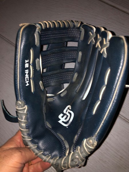 Youth San Diego Padres 12-Inch Outfield Baseball Glove (RH Throw) *USED*