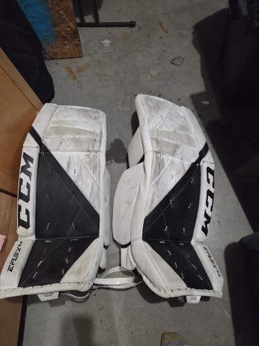 33" CCM Extreme Flex 5.9 Goalie Leg Pads (Used)