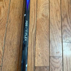 Senior Bauer Vapor FlyLite Right Handed Hockey Stick P28 77 Flex (Used)