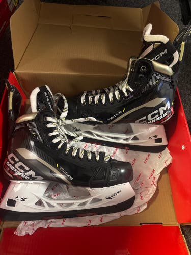 CCM AS-V Hockey Skates Regular Width 9 (New)