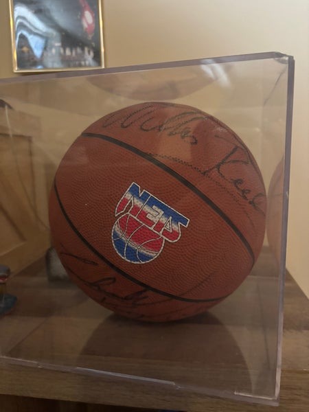 Men's basketball signed by Willis reed.Used)
